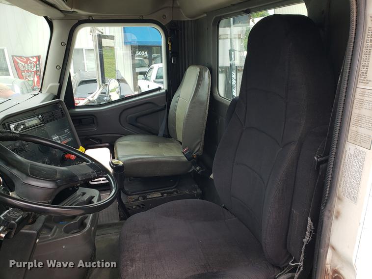 image for item EF9872 2001 International 9100i semi truck