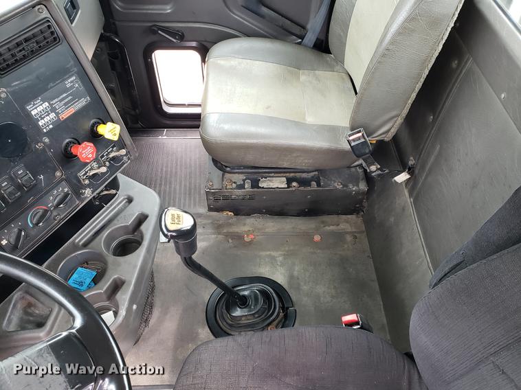 image for item EF9872 2001 International 9100i semi truck