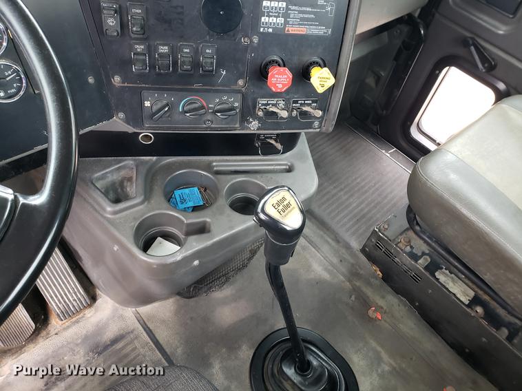 image for item EF9872 2001 International 9100i semi truck