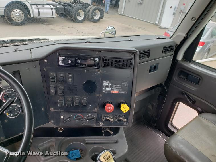 image for item EF9872 2001 International 9100i semi truck