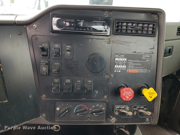 image for item EF9872 2001 International 9100i semi truck