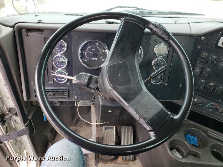 image for item EF9872 2001 International 9100i semi truck