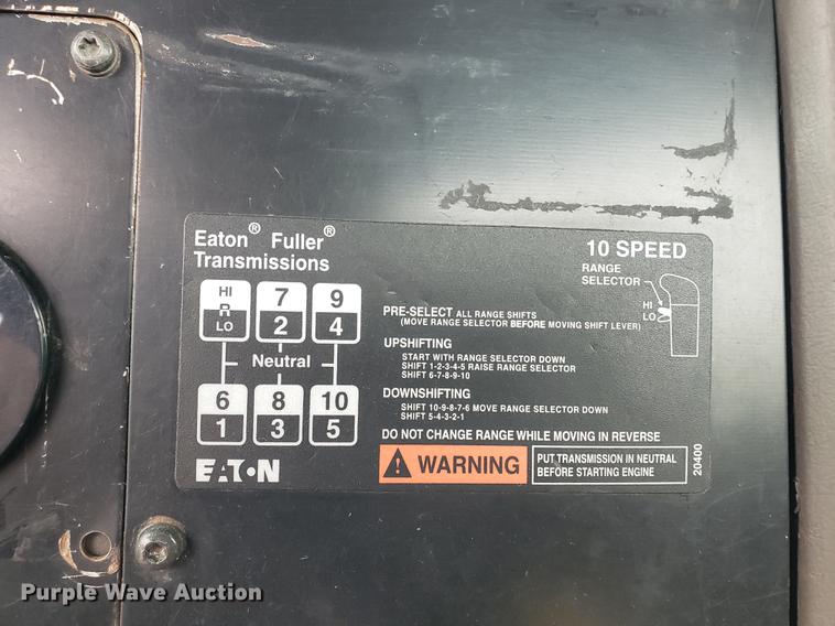 image for item EF9872 2001 International 9100i semi truck