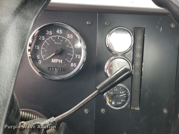 image for item EF9872 2001 International 9100i semi truck