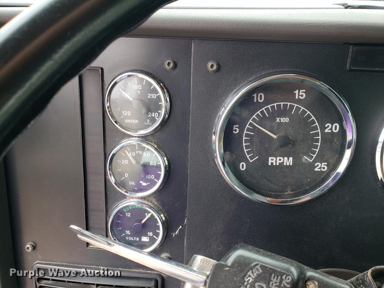 image for item EF9872 2001 International 9100i semi truck