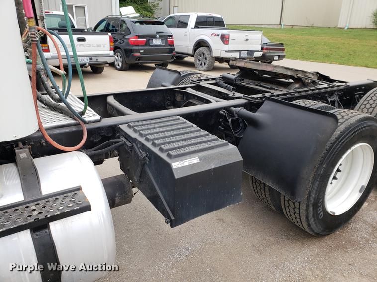 image for item EF9872 2001 International 9100i semi truck