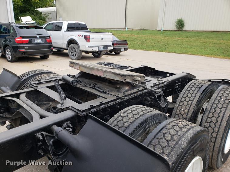 image for item EF9872 2001 International 9100i semi truck