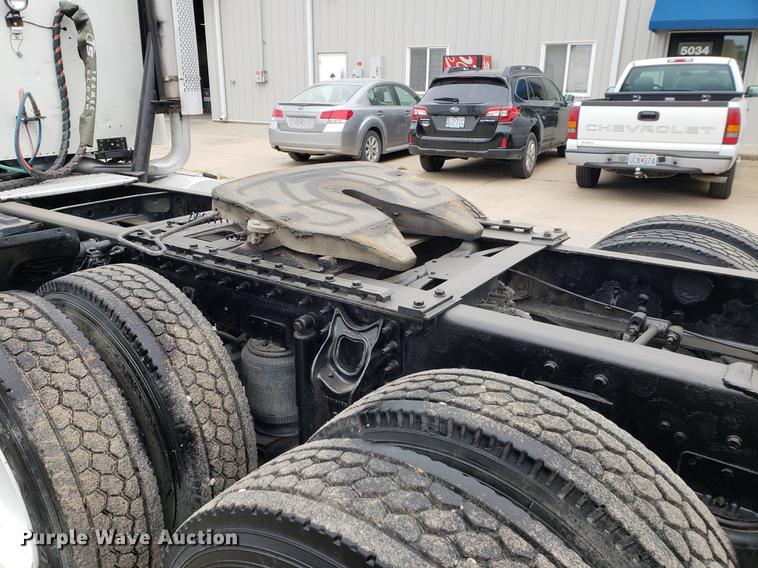 image for item EF9872 2001 International 9100i semi truck