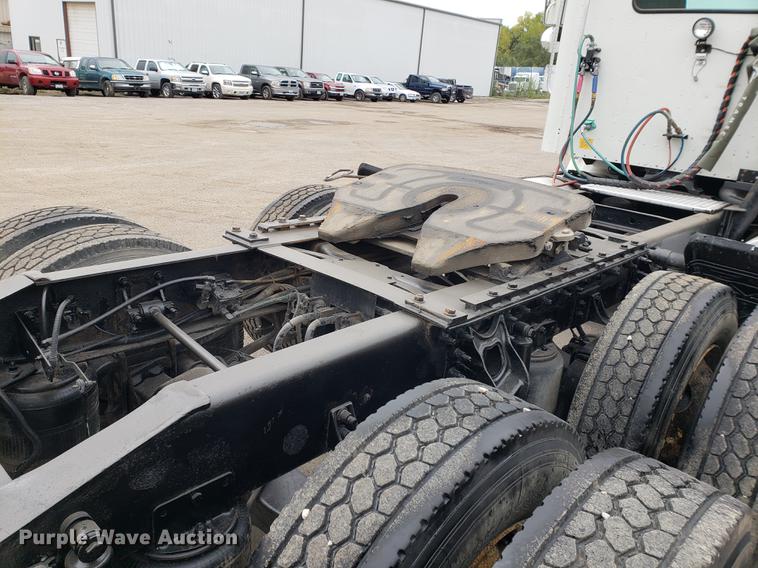 image for item EF9872 2001 International 9100i semi truck