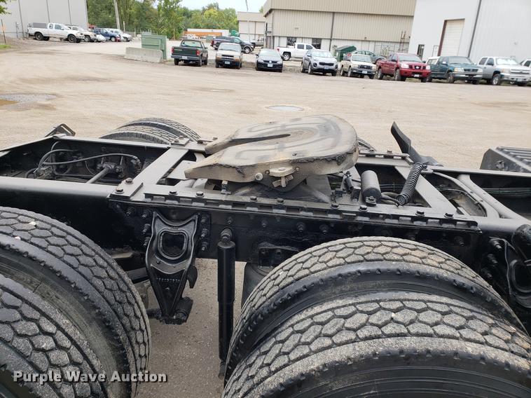 image for item EF9872 2001 International 9100i semi truck