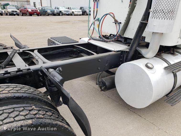 image for item EF9872 2001 International 9100i semi truck