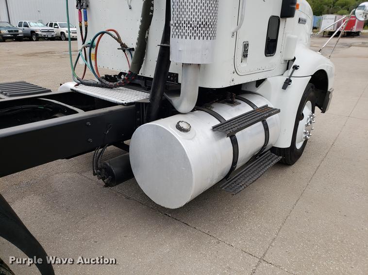 image for item EF9872 2001 International 9100i semi truck