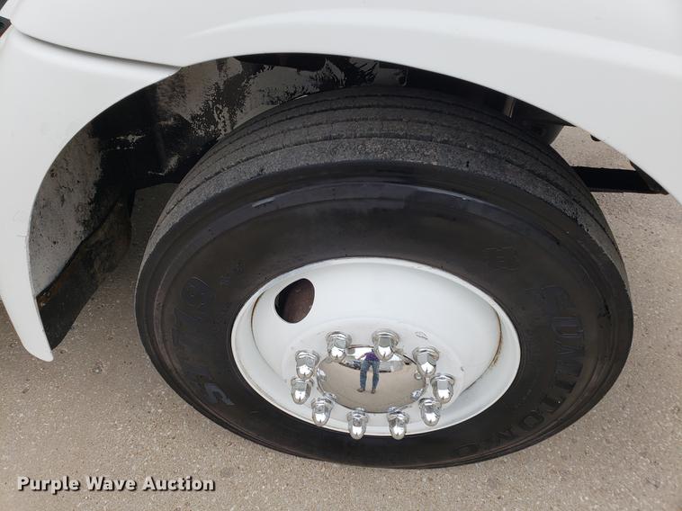 image for item EF9872 2001 International 9100i semi truck