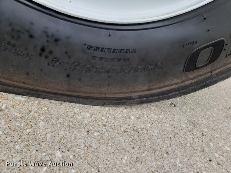 image for item EF9872 2001 International 9100i semi truck