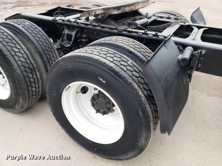 image for item EF9872 2001 International 9100i semi truck