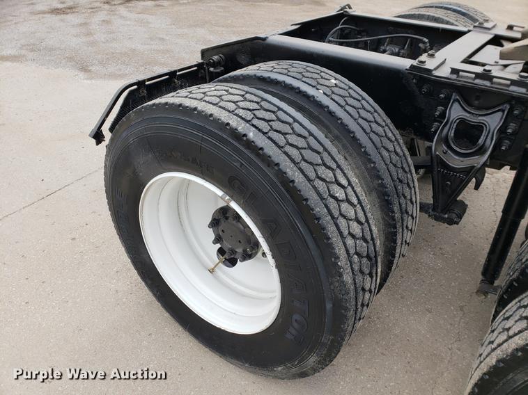 image for item EF9872 2001 International 9100i semi truck