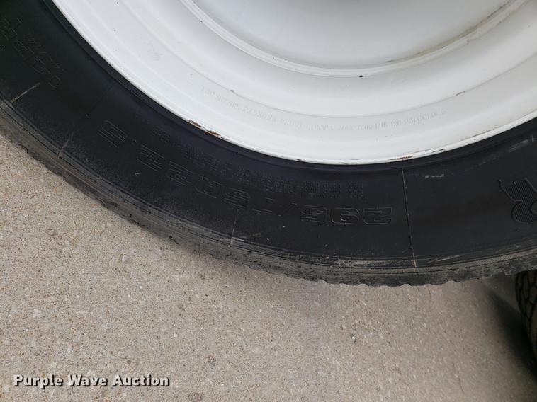 image for item EF9872 2001 International 9100i semi truck