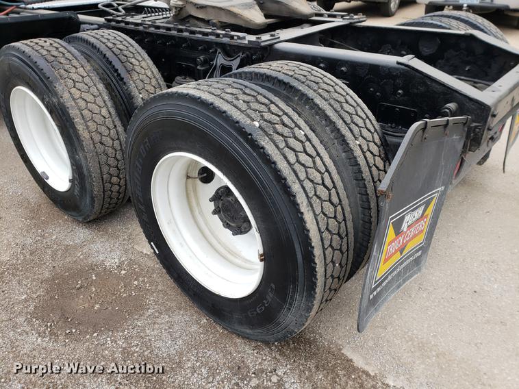 image for item EF9872 2001 International 9100i semi truck