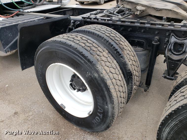 image for item EF9872 2001 International 9100i semi truck