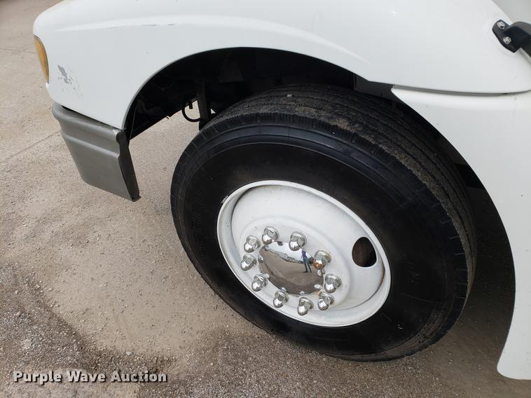 image for item EF9872 2001 International 9100i semi truck