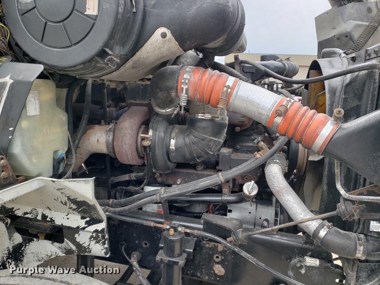 image for item EF9872 2001 International 9100i semi truck