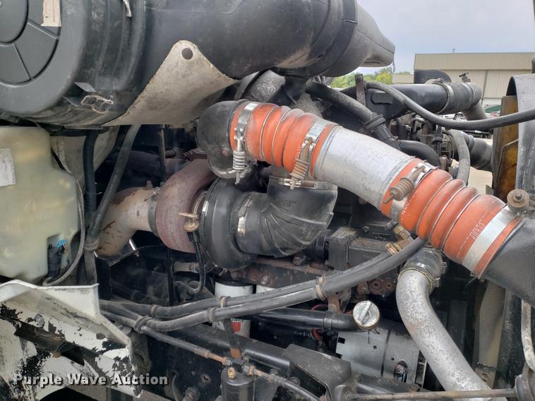 image for item EF9872 2001 International 9100i semi truck