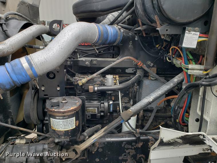 image for item EF9872 2001 International 9100i semi truck