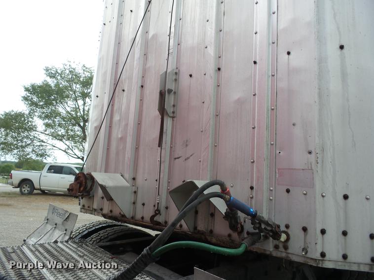 image for item EI9905 1986 Merritt livestock trailer