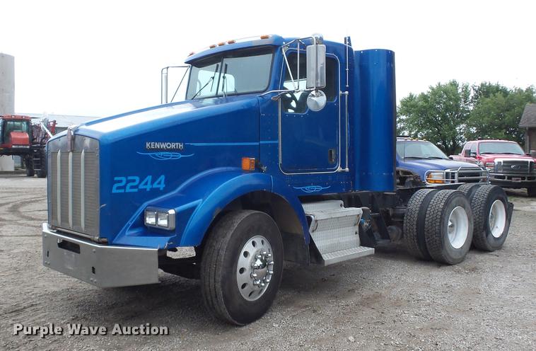 image for item EI9910 2007 Kenworth T800 semi truck