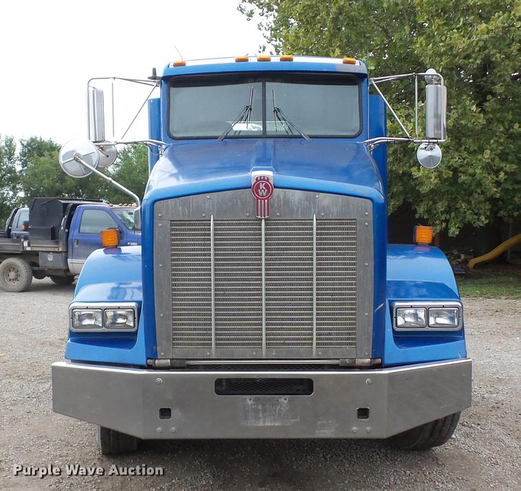 image for item EI9910 2007 Kenworth T800 semi truck