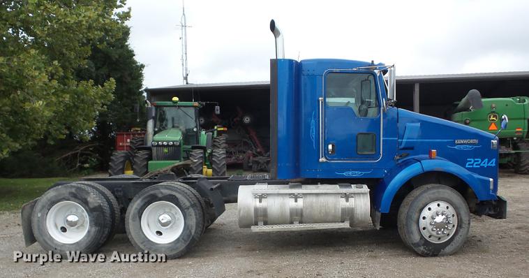 image for item EI9910 2007 Kenworth T800 semi truck
