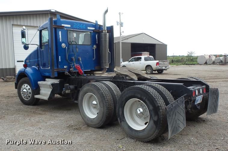 image for item EI9910 2007 Kenworth T800 semi truck