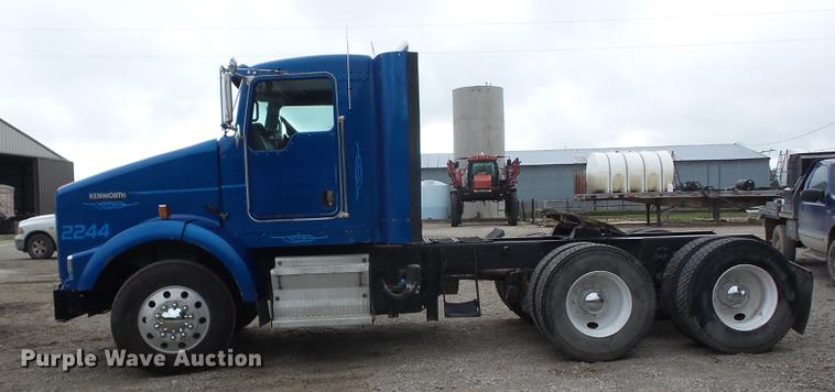 image for item EI9910 2007 Kenworth T800 semi truck