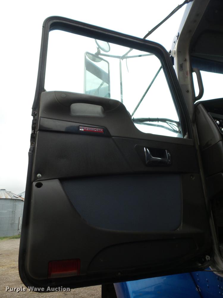 image for item EI9910 2007 Kenworth T800 semi truck