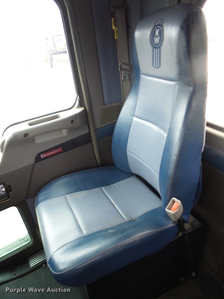 image for item EI9910 2007 Kenworth T800 semi truck