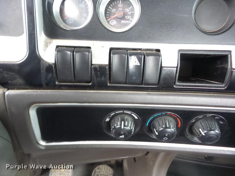 image for item EI9910 2007 Kenworth T800 semi truck