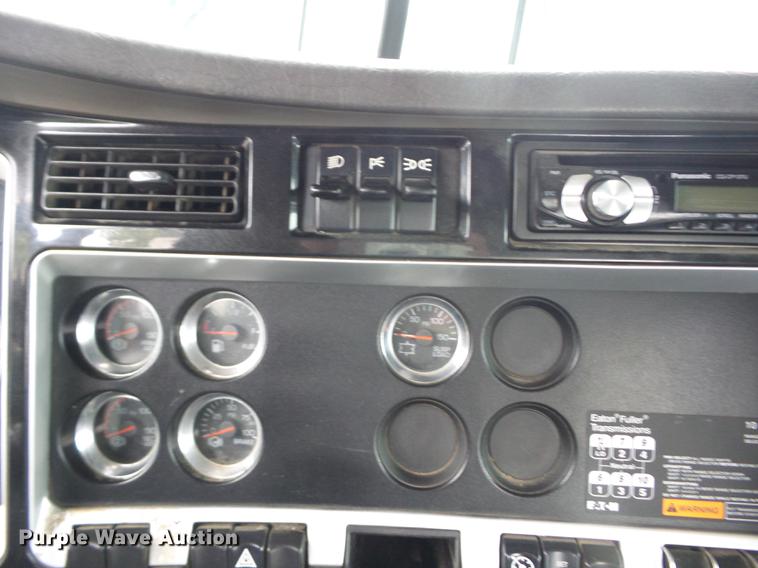 image for item EI9910 2007 Kenworth T800 semi truck