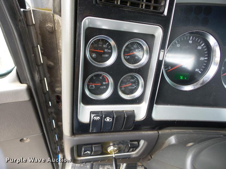 image for item EI9910 2007 Kenworth T800 semi truck