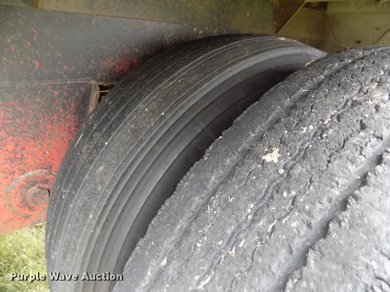 image for item ER9107 1994 Farris double hopper bottom grain trailer