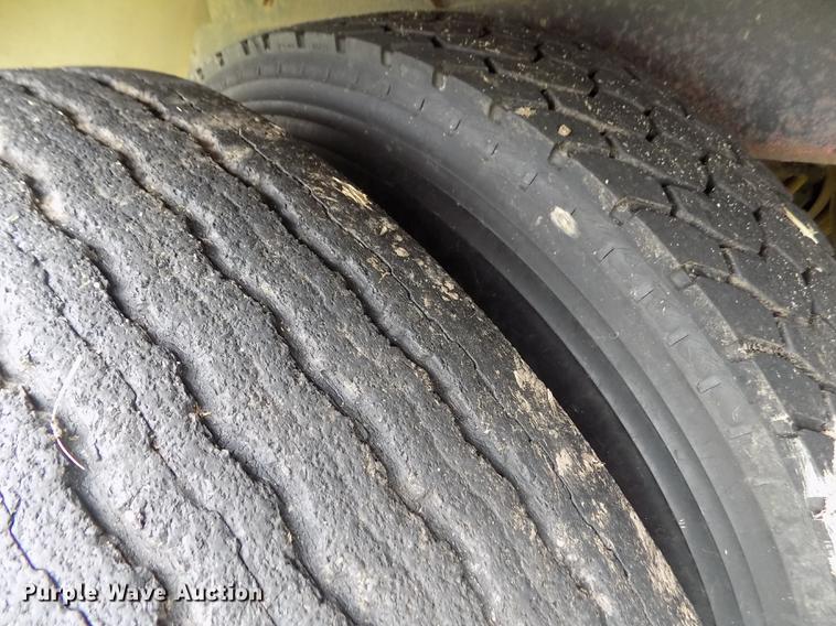 image for item ER9107 1994 Farris double hopper bottom grain trailer