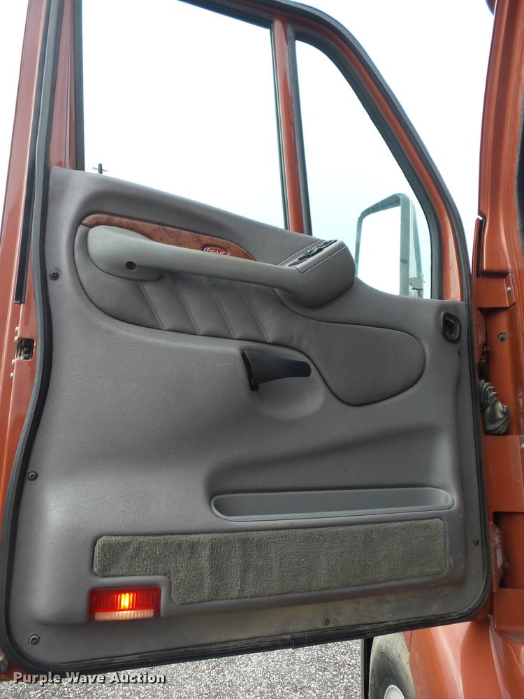 image for item K6249 2010 Peterbilt 387 semi truck