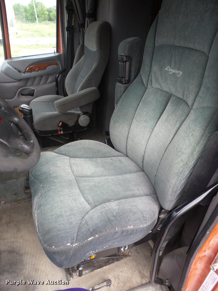 image for item K6249 2010 Peterbilt 387 semi truck