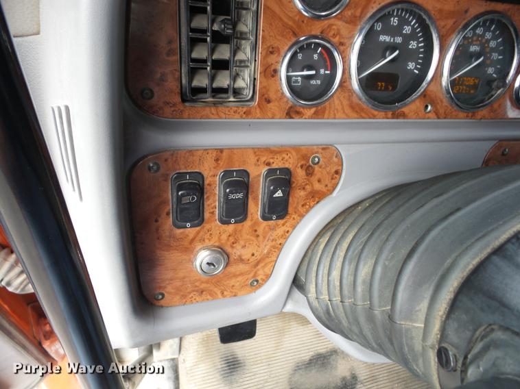 image for item K6249 2010 Peterbilt 387 semi truck