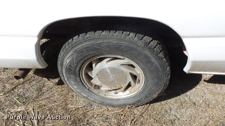 image for item AM9226 1995 Ford Club Wagon van