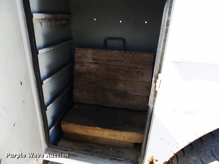 image for item DB7038 1990 Ford F800 bucket truck