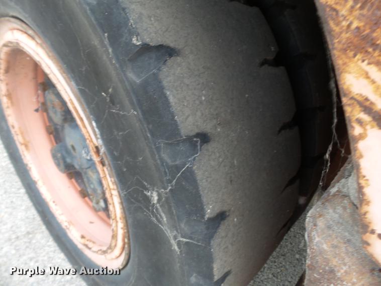 image for item DB7039 1985 NMC 100-GF-10 tug