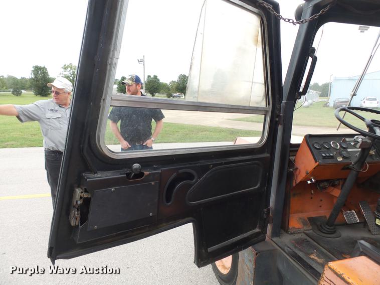 image for item DB7039 1985 NMC 100-GF-10 tug