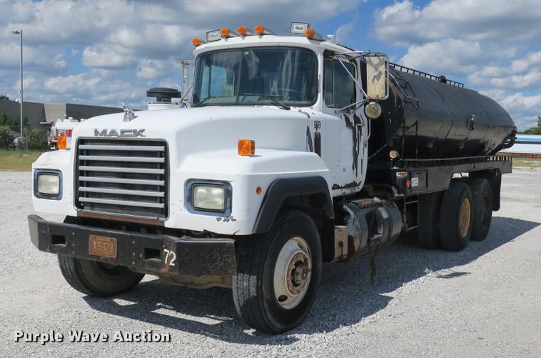 image for item DB8982 1992 Mack RD tank truck