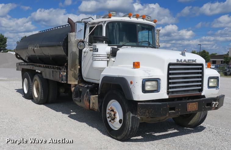 image for item DB8982 1992 Mack RD tank truck