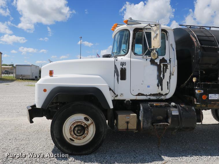 image for item DB8982 1992 Mack RD tank truck